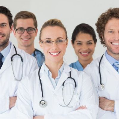 Felices enfermeras y médicos en el hospital _ Foto Premium Felices enfermeras y médicos en el hospital _ Foto Premium